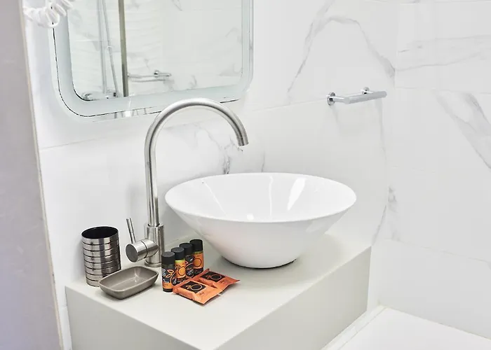 克里纳基斯海滩酒店 *