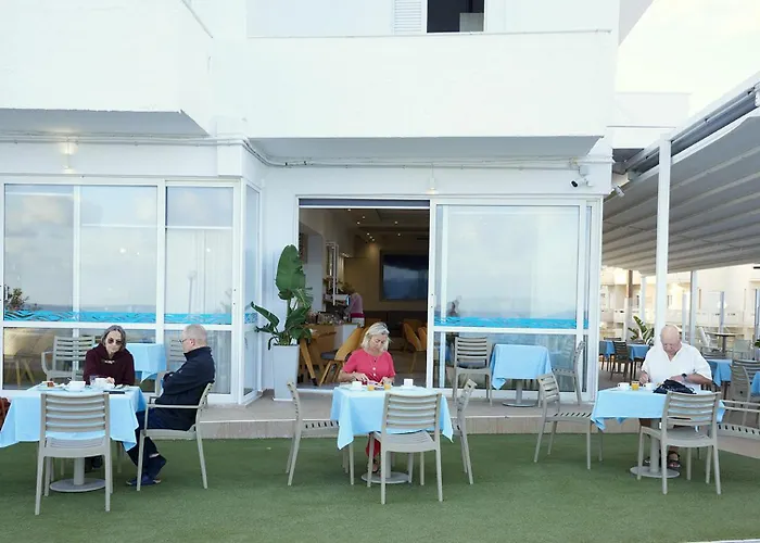 克里纳基斯海滩酒店 *